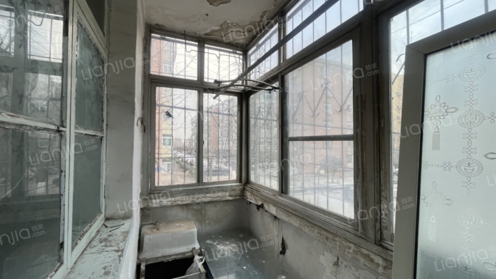 单位房，满五唯一，70年大产权，集中供暖，2层-阳台