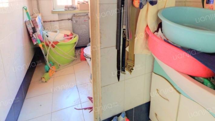 华阳主路 金地小区 低楼层 大三居-卫生间A