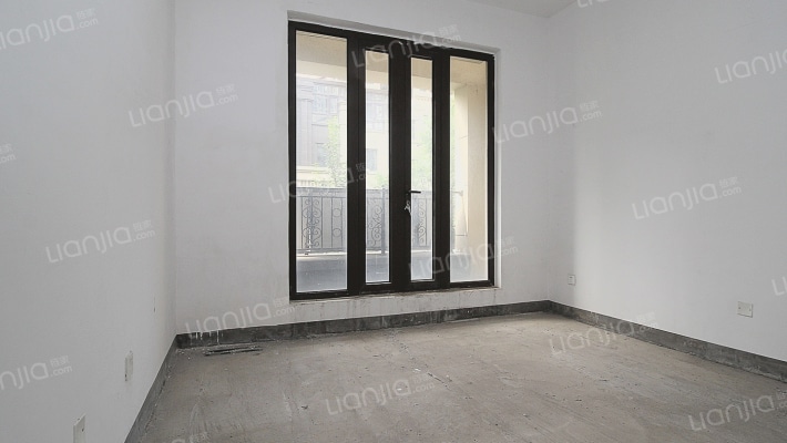 理想湾下叠拼带南北院子和地下室，带车位，位置安静-卧室E