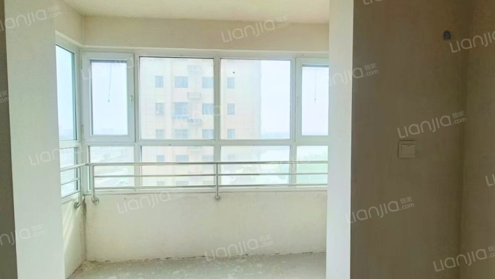 好楼层好位置，全阳户型大两居室。视线采光，都很好。-阳台