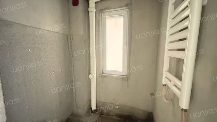 大户型，采光好，三居洋房，一层带小院，-卫生间B