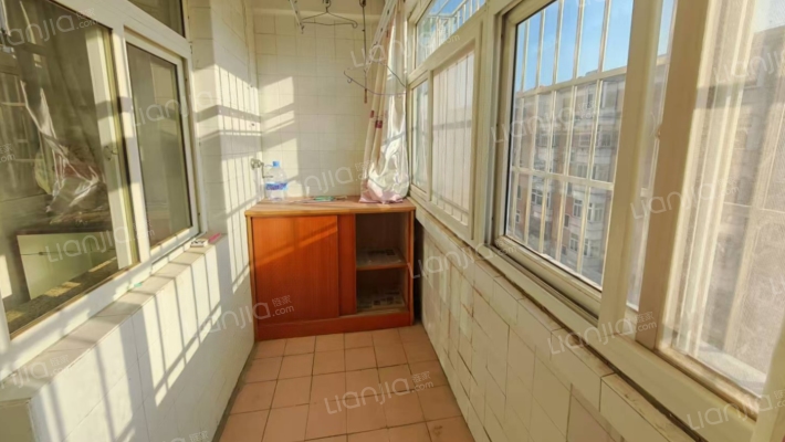 开发区南北通透三居室户型方正大社区集中供暖-客厅B