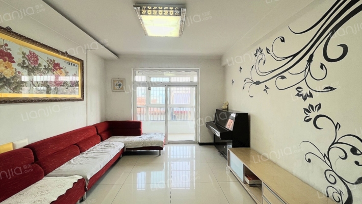 公摊小，楼层好，配套齐全，交通便利。房子带电梯-客厅