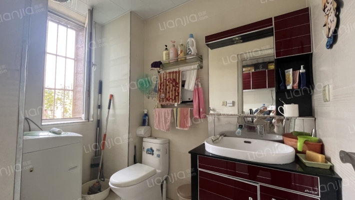 房本满五年精装修电梯洋房一梯两户适合居住-卫生间