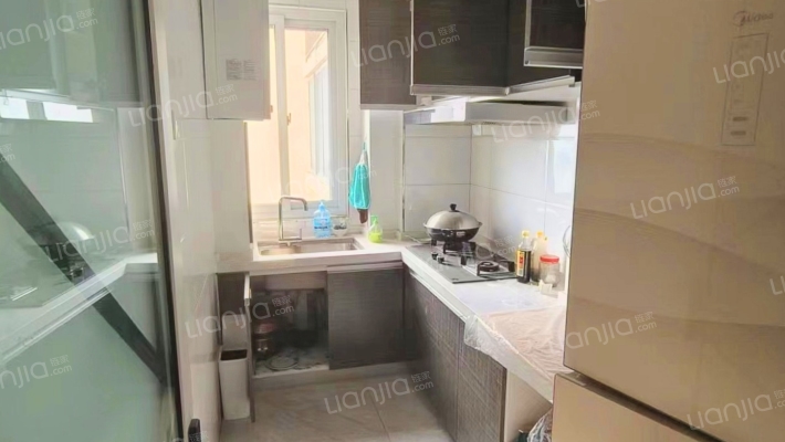 此房，户型好，采光充足，配套设施好，交通便利-厨房