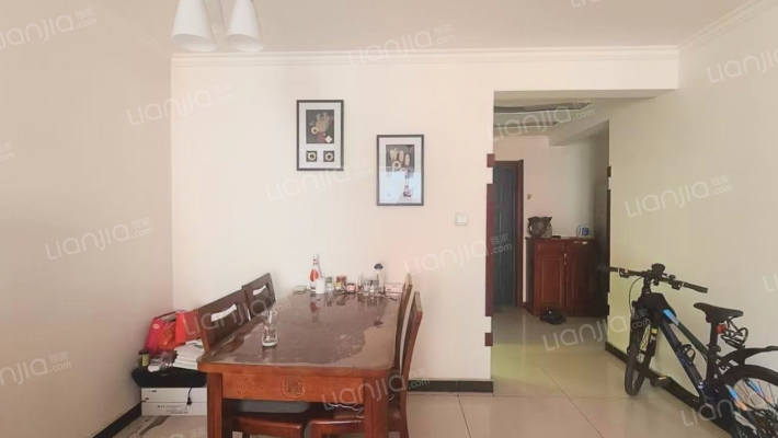 此房电梯房，中间楼层，采光充足，房本满五-餐厅