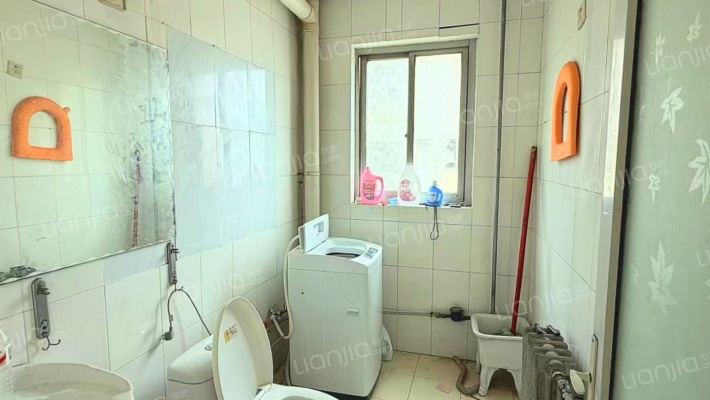鼓楼大街边上的3居室  4层  价格美丽的很-卫生间A