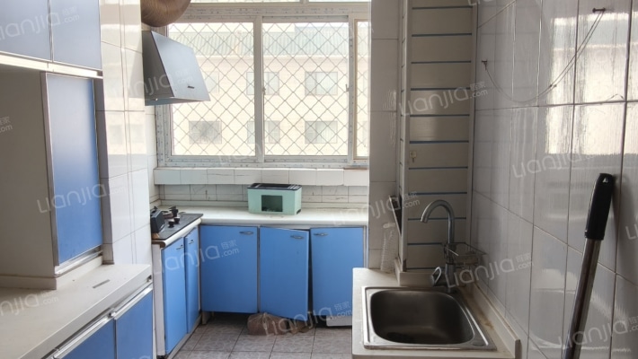 此房为，南北通透采光充足。集中供暖，停车位充足。-厨房