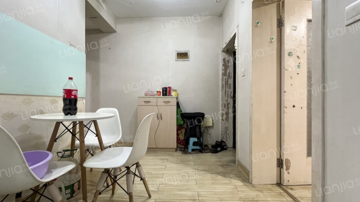 生活便利，出行方便，配套齐全，小区入住率高。-客厅