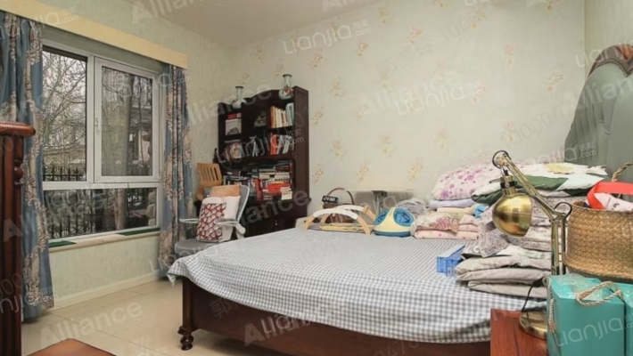 此房带装修，带660平米大院子，交通便利，小区环境好-卧室E