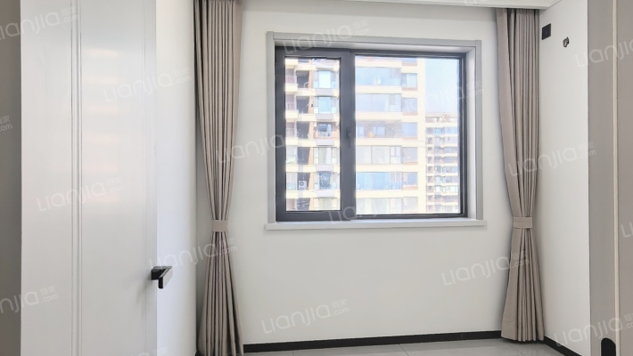 花田路 集中供暖 南北通透三居双卫 精装修-卧室C