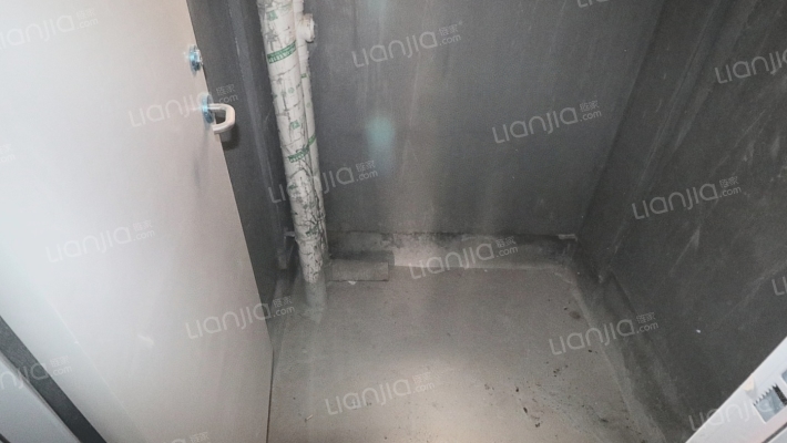 成熟地段 清水电梯套三 采光充足 户型方正-卫生间B