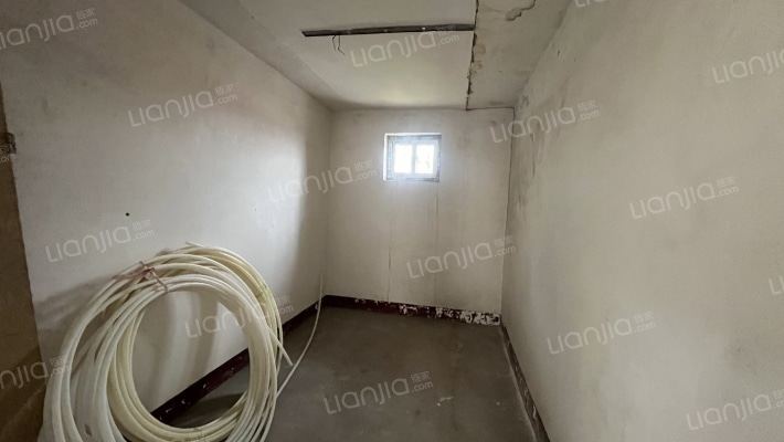 房子满五不唯一，独门独院，二层小楼，可以过户-卧室D