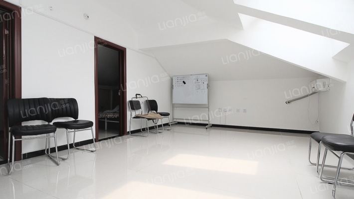 南北通透大户型洋房，采光好，视野好  带阁楼-客厅B