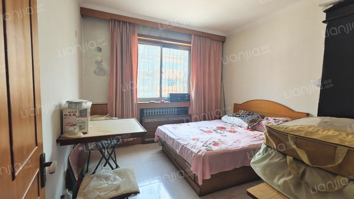 东兴小区，满五唯一，中间楼层，采光好视野好，简装。-卧室C