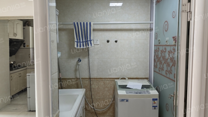 小区清净，在楼上就能看到大石桥批发市场，有838车-卫生间