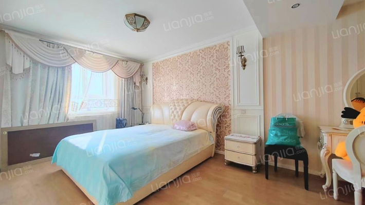 此房的房本满二，南北通透，客厅主卧朝南，精装修-卧室B