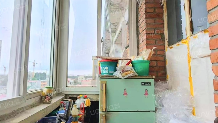 华阳路上的板楼 集中供暖 生活成本低-厨房