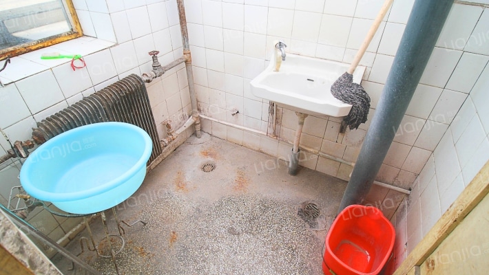 1987年 富龙小区4楼51.69平 已改造-淋浴间