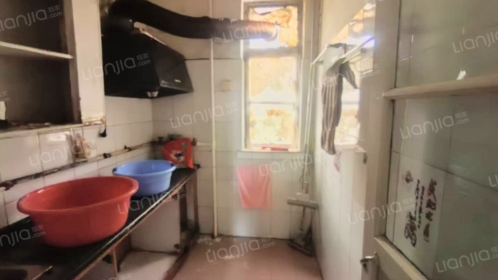 低楼层，全南两居室，带简单装修。-厨房