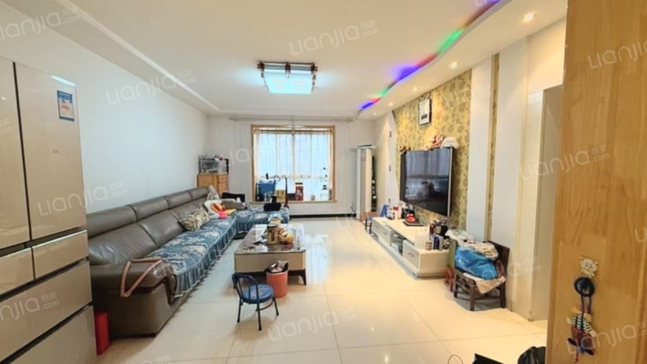 华泰豪庭 南北通透大三居 带装修 低楼层-客厅