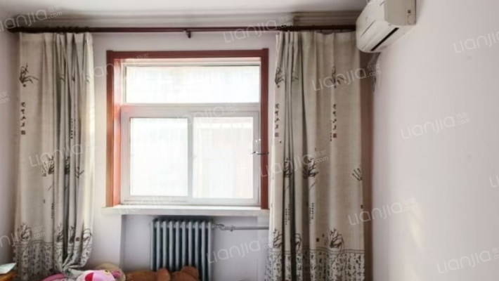 此房南北通透户型，采光好，社区停车方便-卧室B