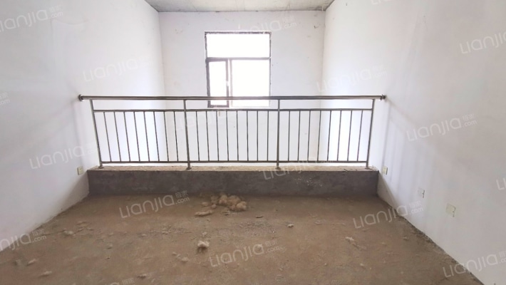 下叠无遮挡 ，南入户大院子带车库 ，带地下室诚意出售-客厅B