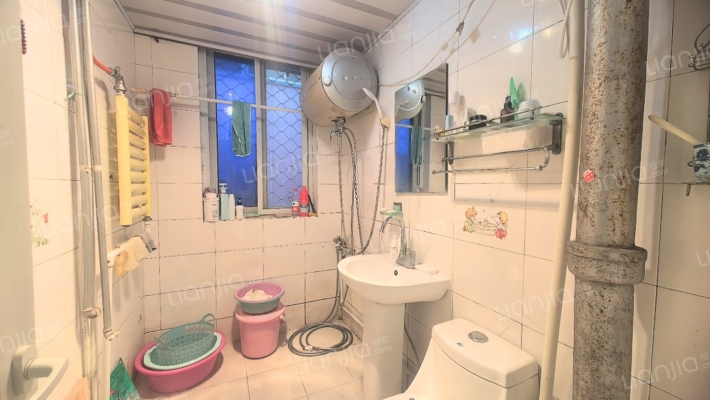 家属院精装自住两居室满二，中间楼层-卫生间