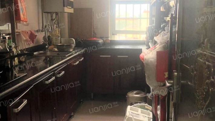 此房满五，电梯房，中间楼层交通便利-厨房