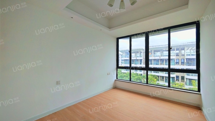 椰林湾彩鹿园二手房实景图