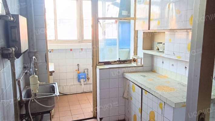 房本满五唯一，三阳开泰户型，低楼层居住舒适-厨房