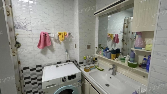 全阳小三居，自住标准，小区环境优美-卫生间