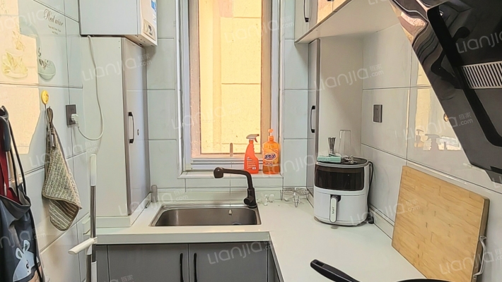 房本满二，税少，简装修，拎包入住，诚心出售-厨房