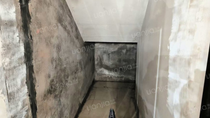 急售琉璃湖双拼别墅，自住精装，满五唯一，价格可议-储物间
