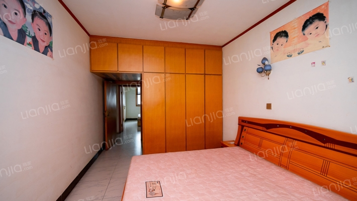 此房三室两厅 户型方正 小区环境干净舒适-卧室C
