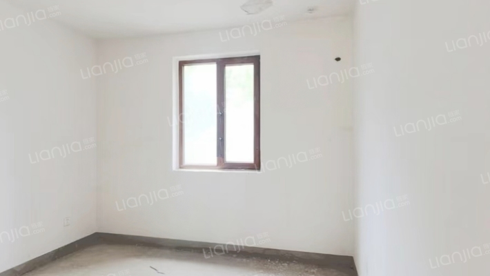 南北通透大三居，双卫，一层带院-卧室C