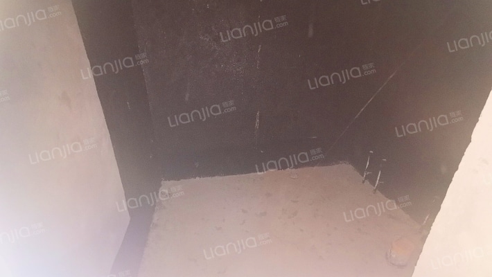 下叠无遮挡 ，南入户大院子带车库 ，带地下室诚意出售-卫生间A