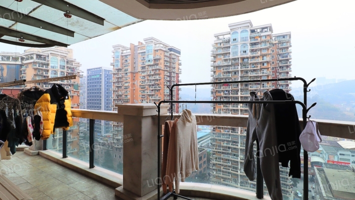 滨江国际大套三，看江看中庭，精装修保养好，产权清晰-阳台
