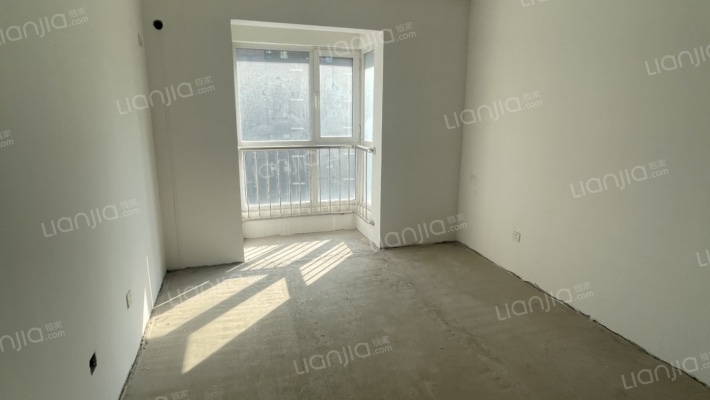 ：此房中间楼层，采光好，视野好，房本在手-卧室