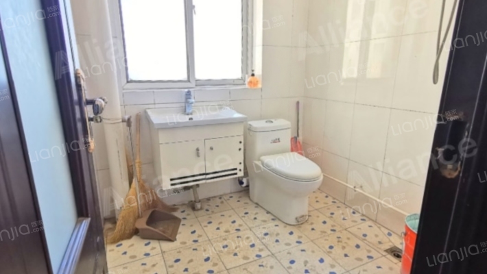 三层别墅本满五 税费低 南北通透格局 通风采光很好-卫生间A