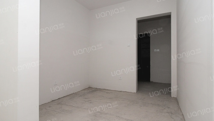 跃层有露天阳台，采光充足，视野宽阔，交通便利。-卧室A