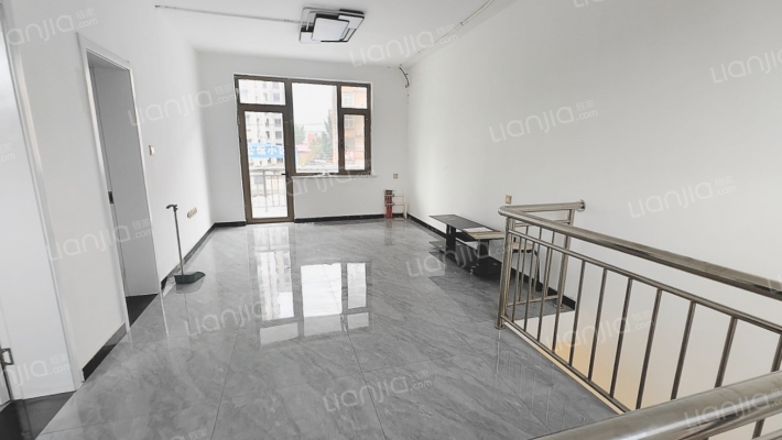 晨光路独院业主急售 带两间临街门面房-客厅B