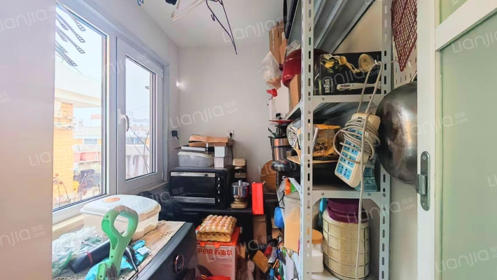 板楼，低密度小区，集中供暖，出门德信。-储物间