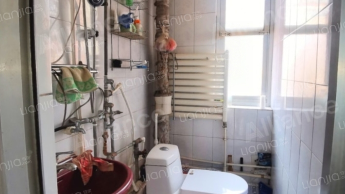 市医院北侧东大街上南北通透三居出售-卫生间