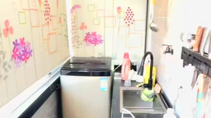 精装修拎包入住，全南两居室，全天采光无遮挡。-厨房