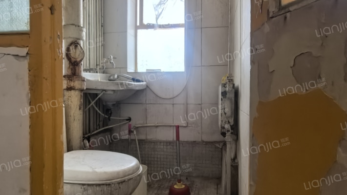 格局户型方正  采光全天      交通方便-卫生间