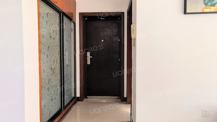 开发区商圈 集中供暖 南北通透三居双卫户型-过道