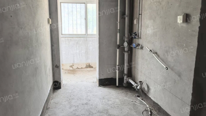 此房有本满五年，精装修，社区安静-餐厅