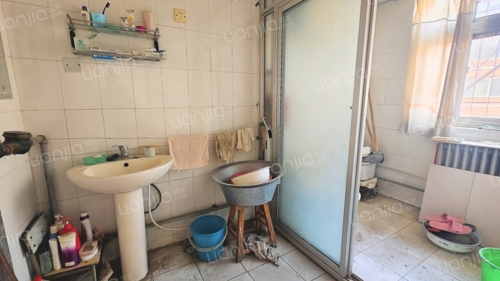 东兴小区，满五唯一，中间楼层，采光好视野好，简装。-卫生间B