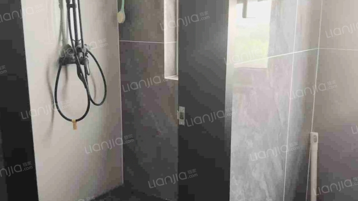 急售精装三居，家电齐全，价格美丽哦-卫生间